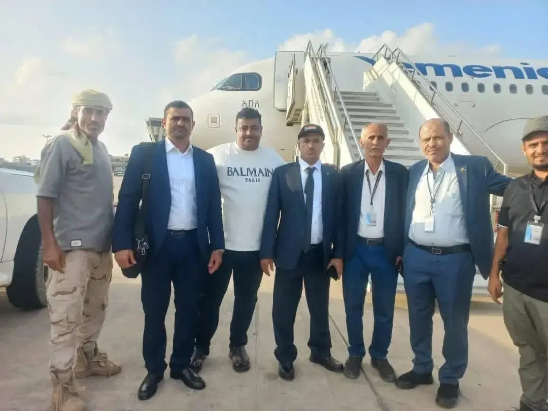 صورة للشنفرة وقيادات أخرى بمطار عدن
