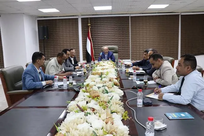 من اجتماع لجنة الموارد بمقر البنك المركزي في عدن