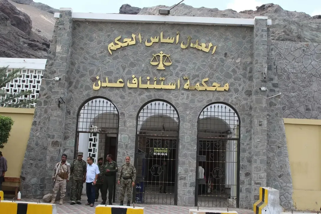 مستشار قانوني: القضاة يتقاضون ما يعادل رواتب 26 معلماً شهرياً.. والعدالة لا تزال بطيئة