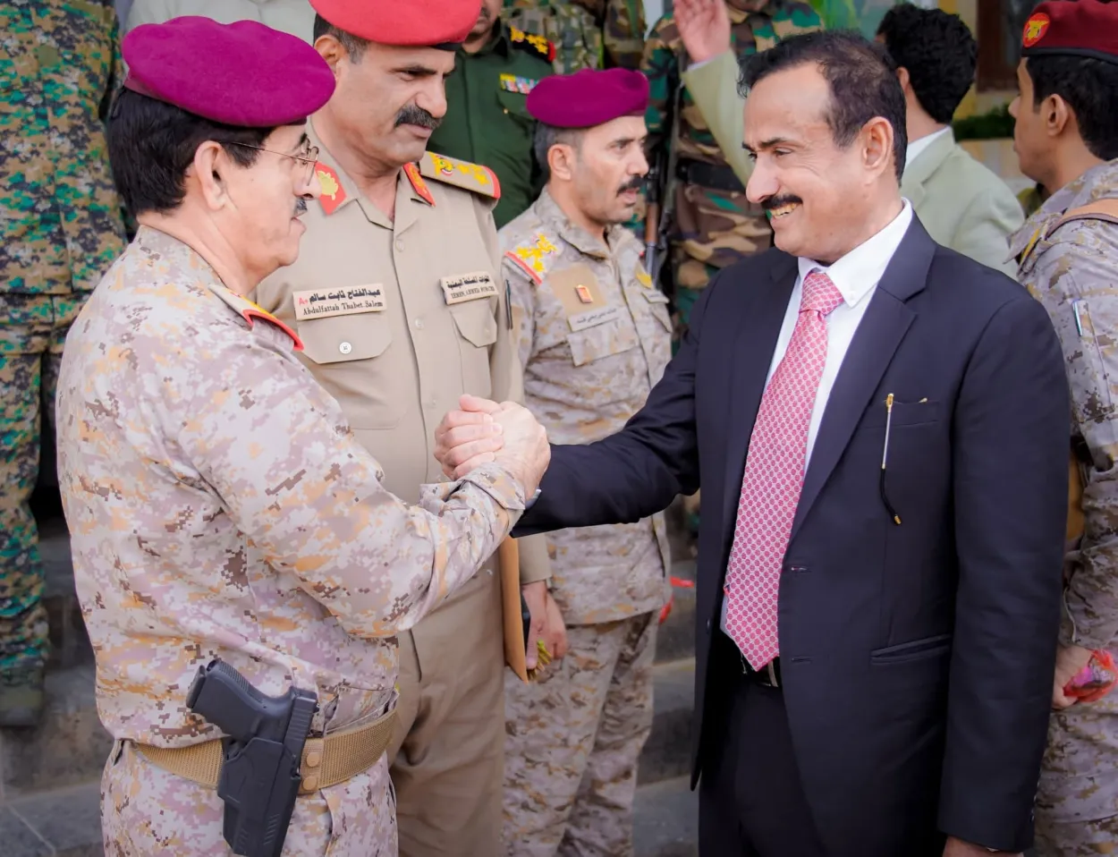 ومعه مدير شركة النفط في مأرب.. وزير الدفاع اليمني يصل شبوة ويبحث تعزيز الأمن وحماية المنشآت الحيوية