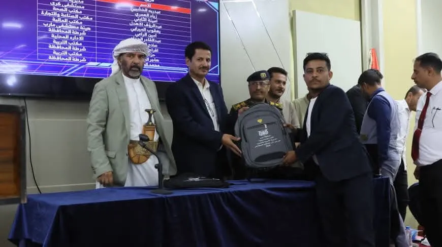 مأرب تختتم برنامجا تدريبيا لـِ 600 موظف في توظيف أدوات الذكاء الاصطناعي في العمل الحكومي