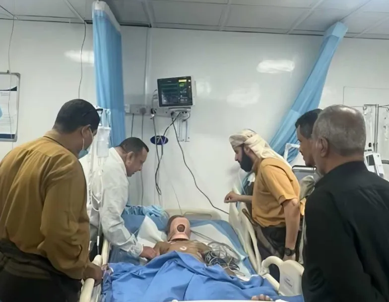 أثناء زيارة محافظ أبين "الهيثمي" لـ "دحه" في أحد مشافي عدن