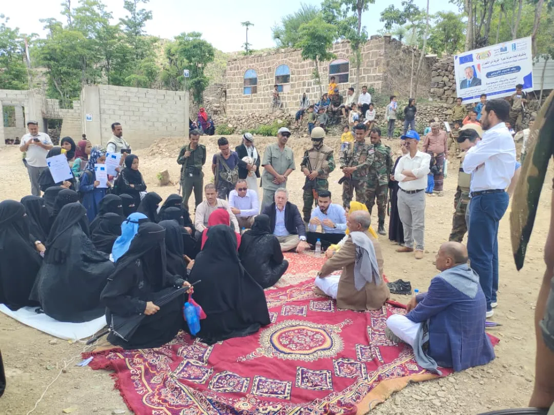 من زيارة سفير الاتحاد الأوروبي إلى إحدى قرى تعز 