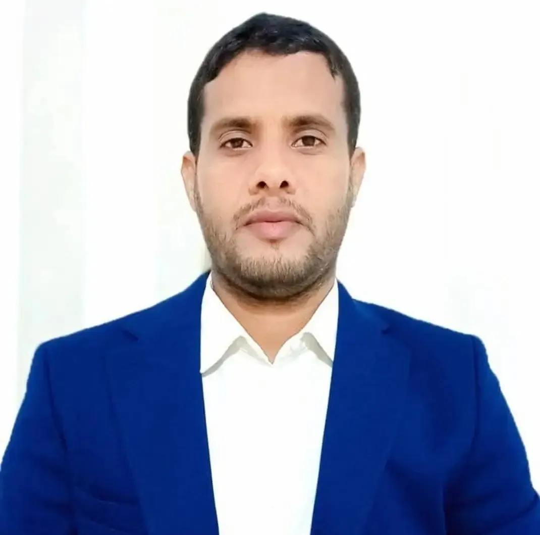 صحفي حضرمي يفجر جدلًا بمعلومات عن اتفاق مزعوم بين نجل العليمي وشركة أمريكية لتصدير نفط الضبة