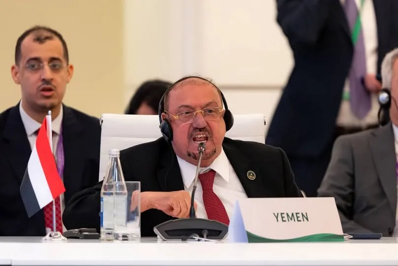 غضب من "دبلوماسية العائلات".. نجل البركاني يثير الجدل بظهوره في مؤتمر رسمي بـ "باكو"