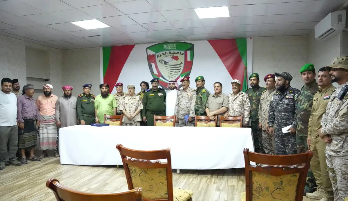 اللواء الركن فلاح الشهراني مع قيادات عسكرية يمنية في عدن