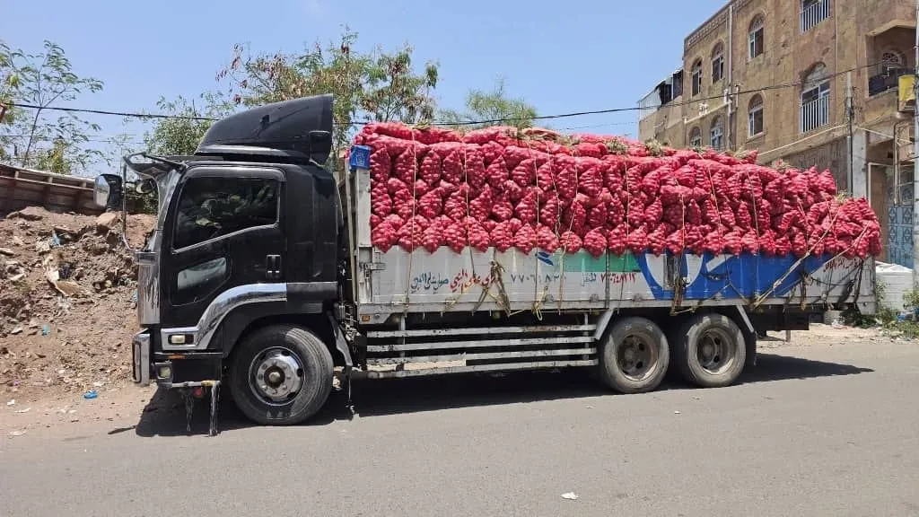 شاحنة بصل منع الحوثيون مرورها شرقي تعز 