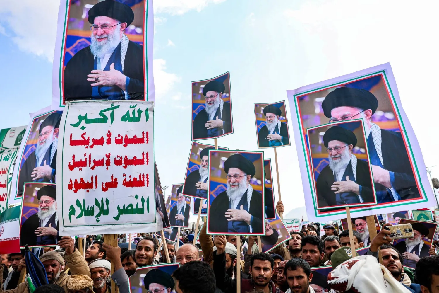 تجمع من الحوثيين في صنعاء يرفعون صور  خامنئي بعد مقتله