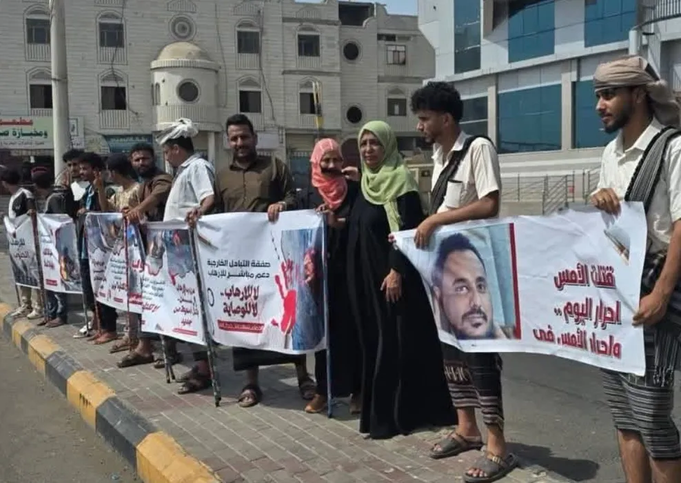 أهالي ضحايا الإرهاب يحتجون في عدن ضد إدراج محتمل لمدانين بصفقات تبادل الأسرى 