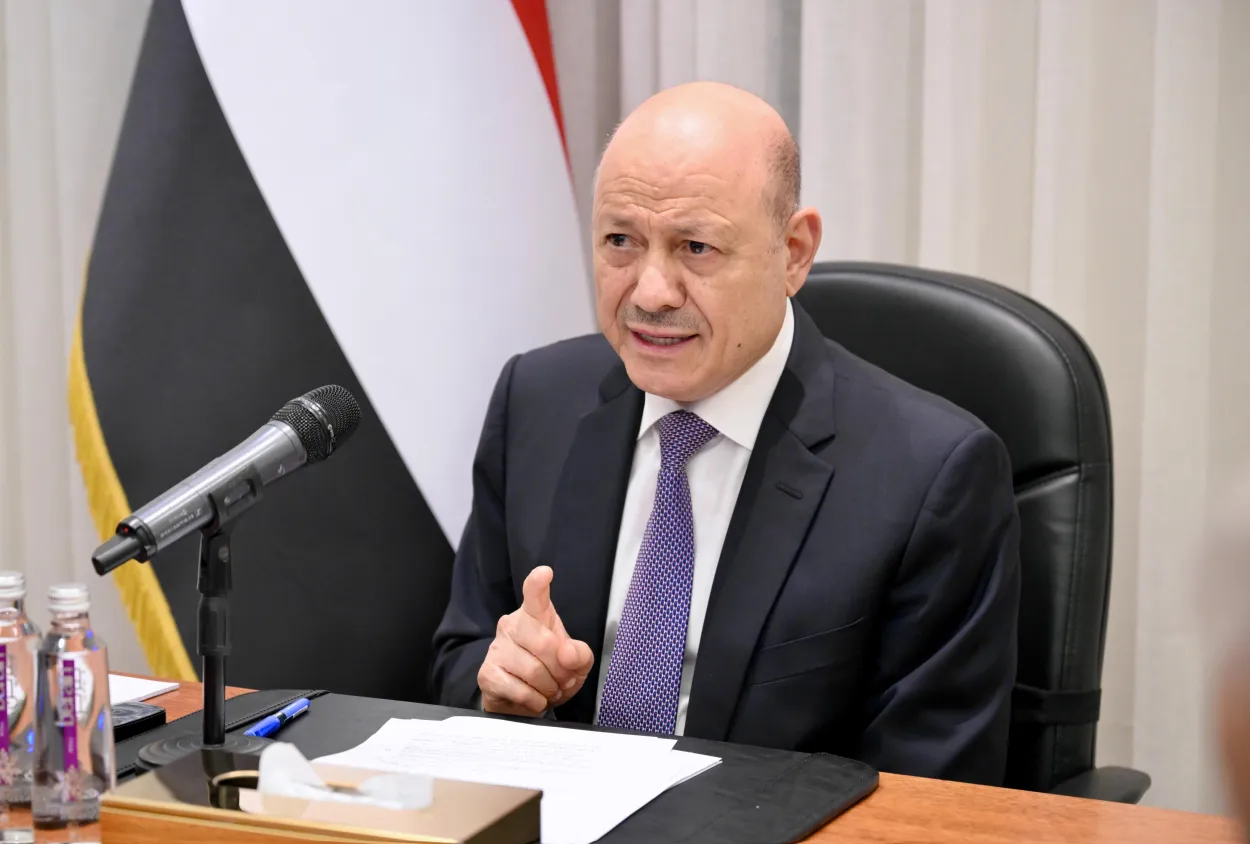 العليمي يتابع تداعيات الهجوم الحوثي ويؤكد رعاية الجرحى وأسر الشهداء والرد على مصدر التهديد