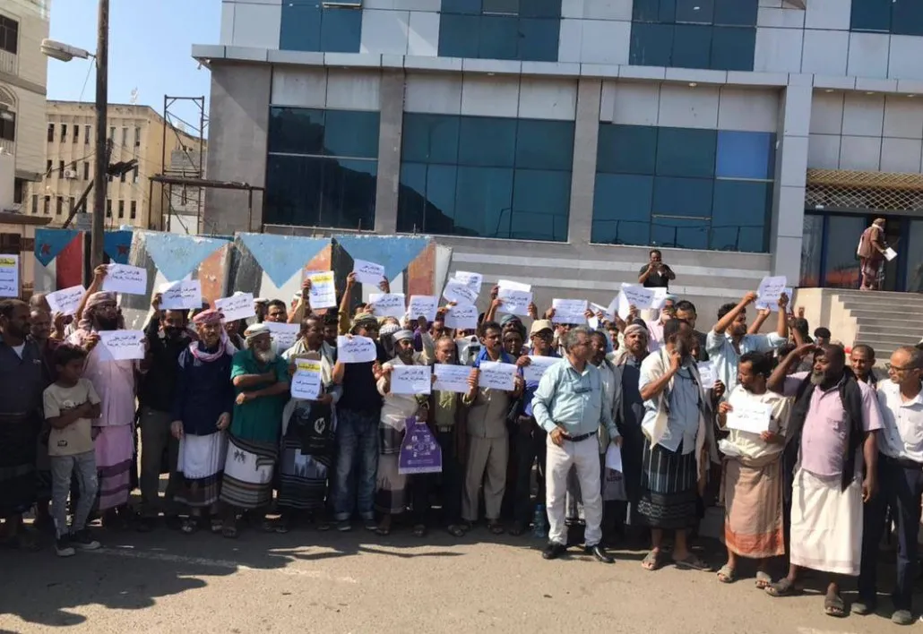 من وقفة سابقة لموظفين نازحين في عدن 