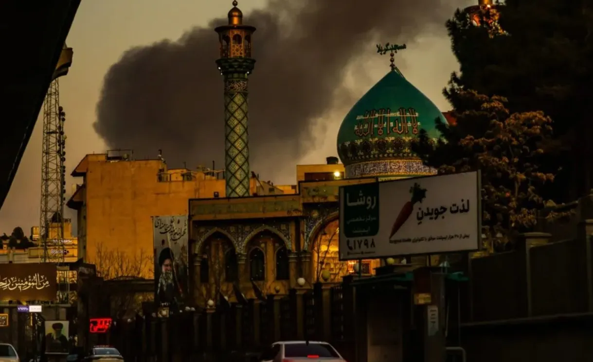 تصاعد الدخان بعد غارات على طهران