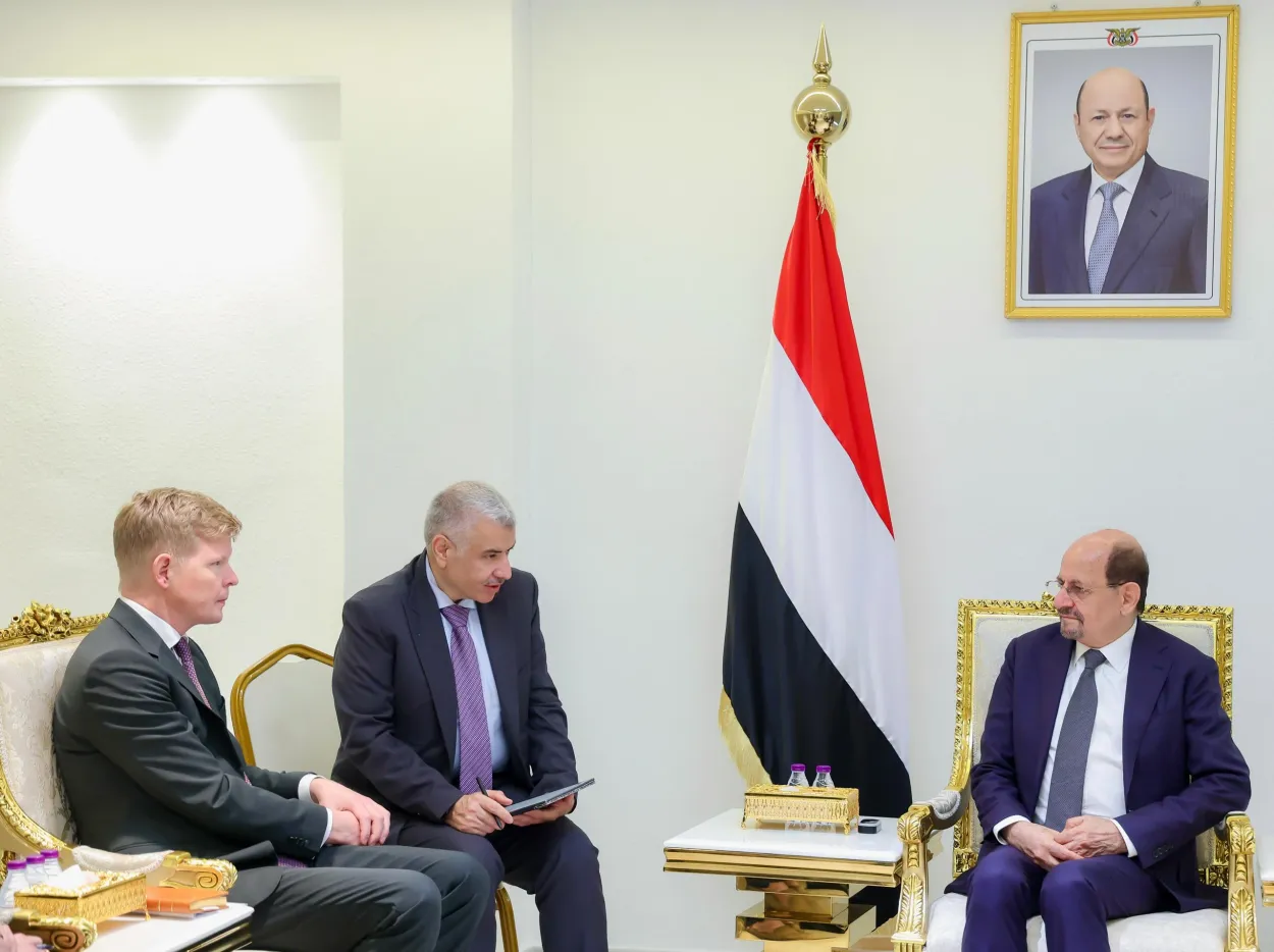 المبعوث خلال لقائه رئيس الحكومة في عدن