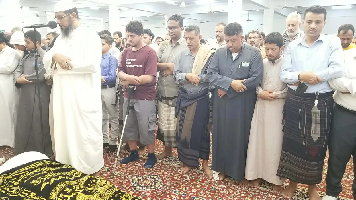 من صلاة الجنازة على جثمان التربوي الشاعر - عدن