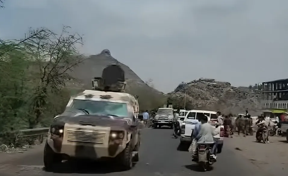 عربة عسكرية وسط سوق منطقة مريس 