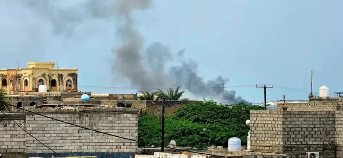 سلطة تعز المحلية: استهداف ميناء المخا "جريمة حرب" تُسقط ادعاءات الحوثيين وتستدعي ردعاً دولياً