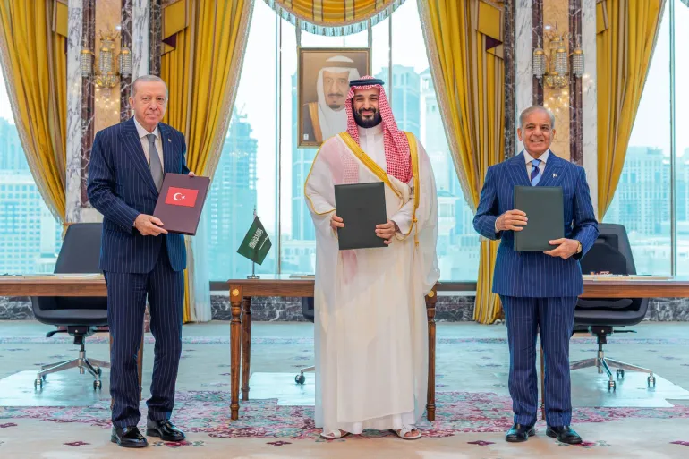 اتفاق مكة أمام أول اختبار.. تنسيق سعودي ـ تركي ـ باكستاني للرد على الحوثيين