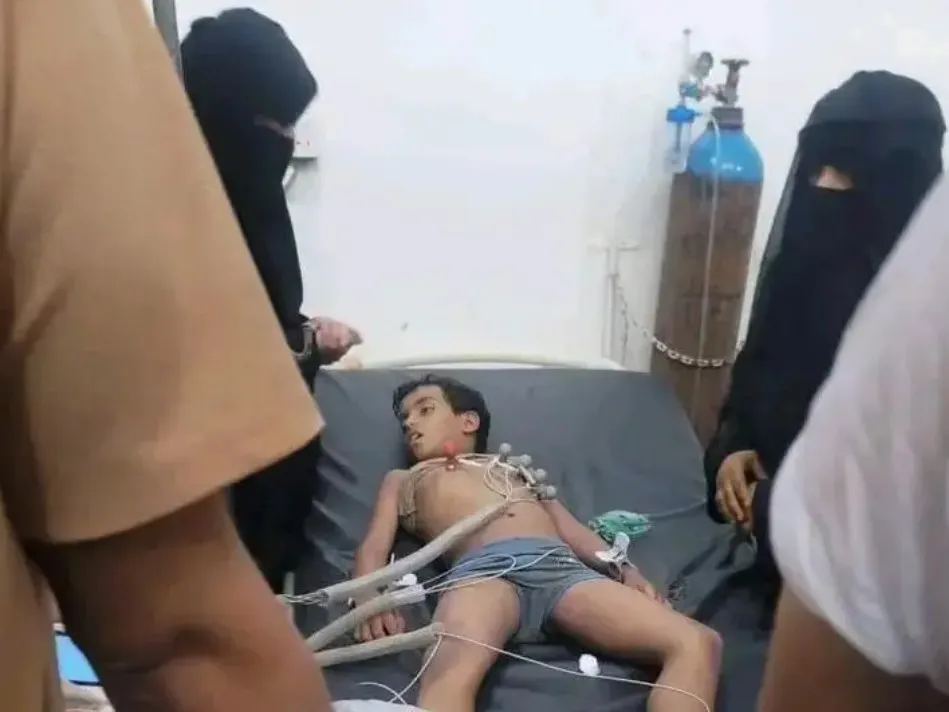 مجاهد.. تودعه أسرته في أحد مشافي مدينة تعز 