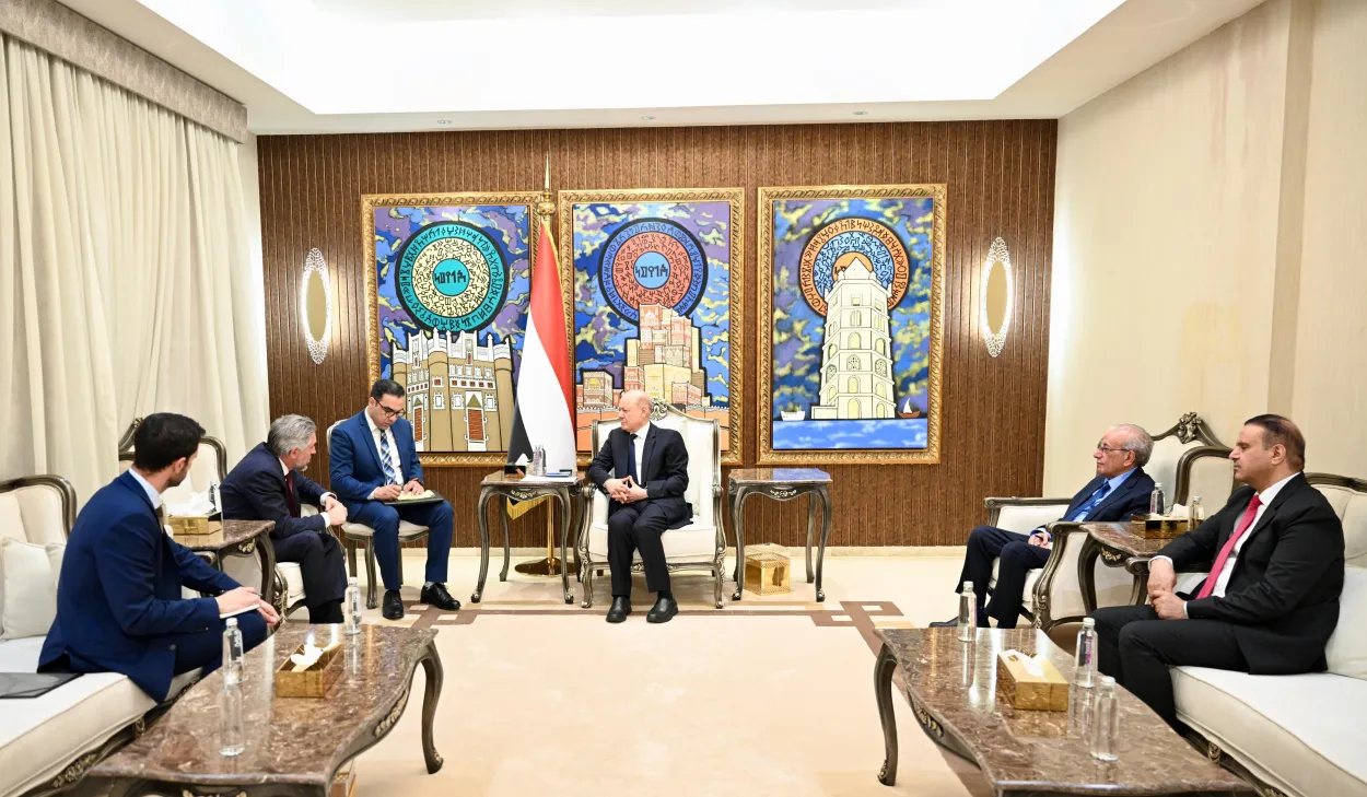 "رشاد العليمي" يدعو إلى توسيع العقوبات الدولية على الحوثيين واستثمار المتغيرات لتعزيز الأمن الإقليمي