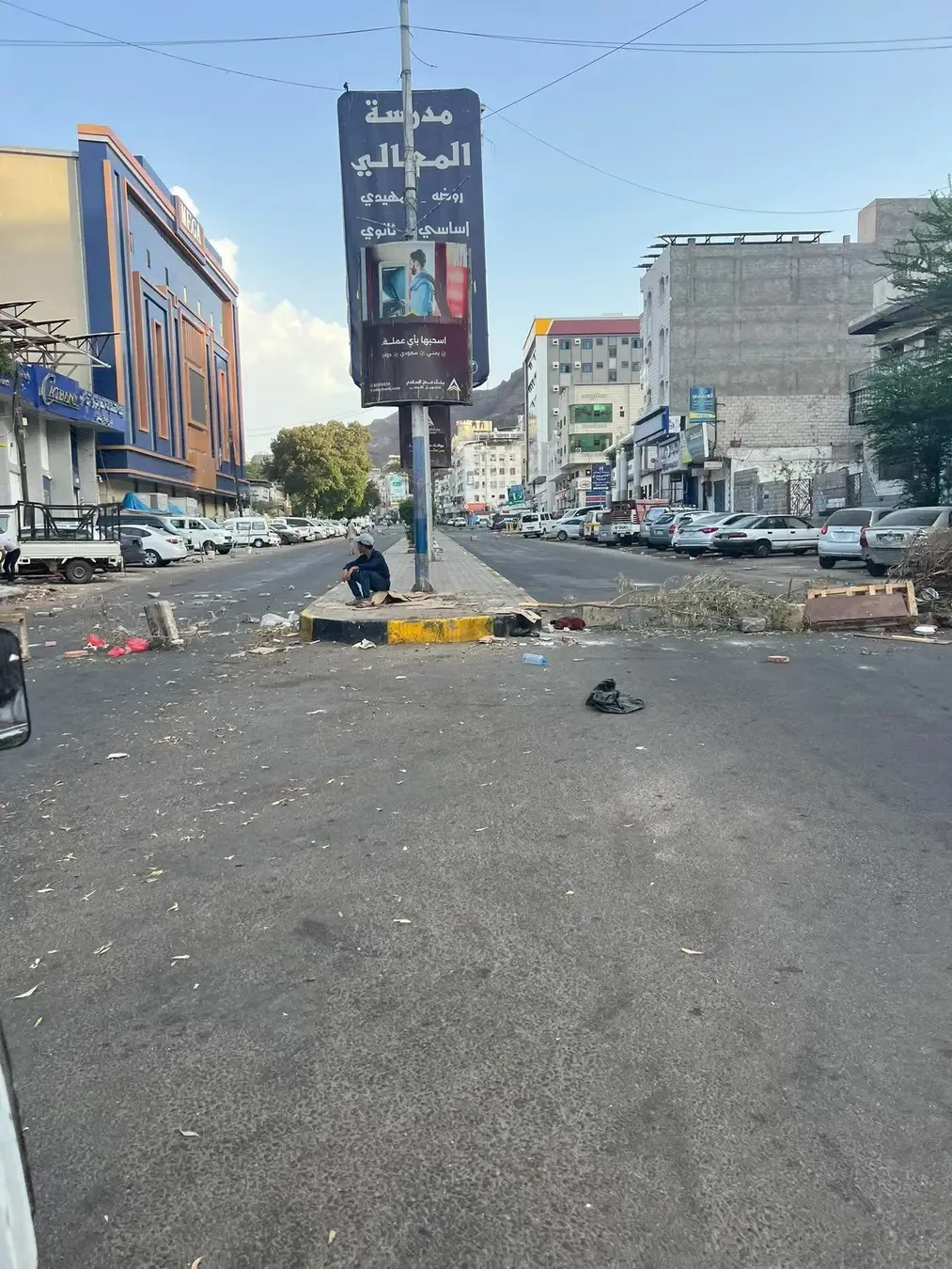 محتجون ينفذون عصياناً مدنياً جزئياً في كريتر للمطالبة بالكهرباء والخدمات.. والأمن يعتقل سبعة