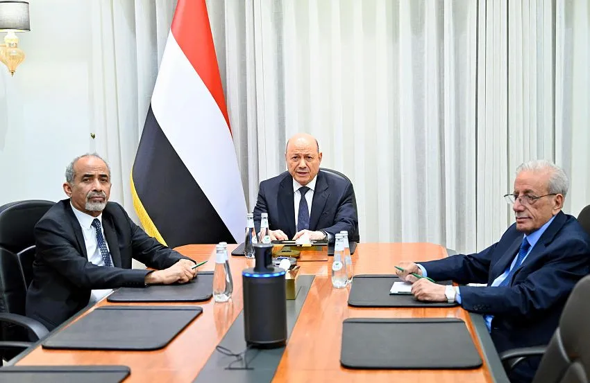 إثر طلب إعادة حوثيين عبر مطار صنعاء.. الرئاسي  يلوّح بالخيار العسكري لمنع انتهاكات إيران للأجواء اليمنية
