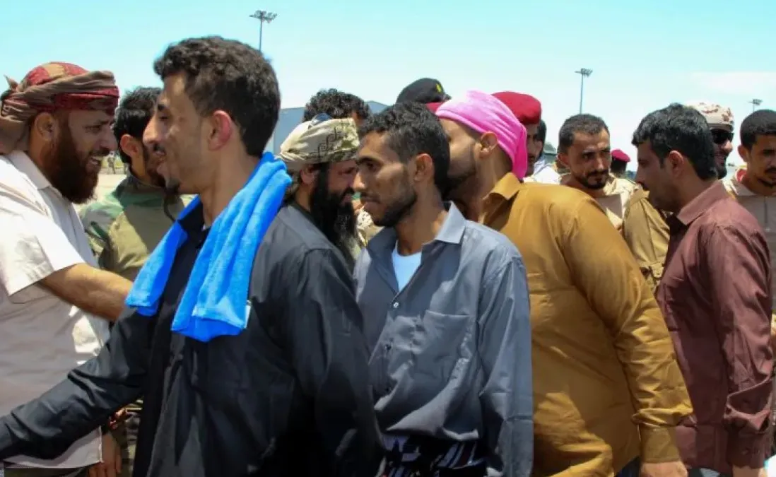 مصدر حكومي يتحدث عن تأجيل تنفيذ صفقة تبادل الأسرى مع الحوثيين لمراجعة قوائمها