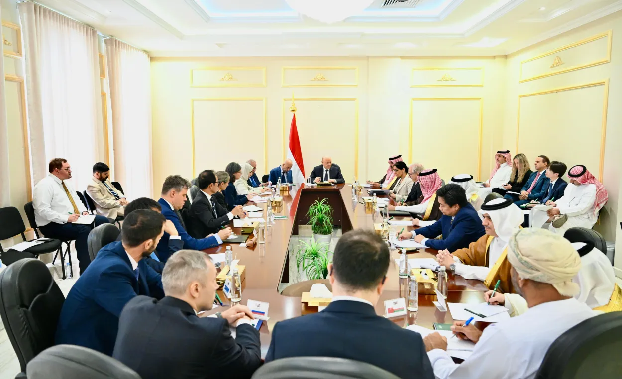 "العليمي" لسفراء الدول الراعية: مرحلة "الاعتداء بلا كلفة" انتهت.. وأعطوا الدولة فرصة