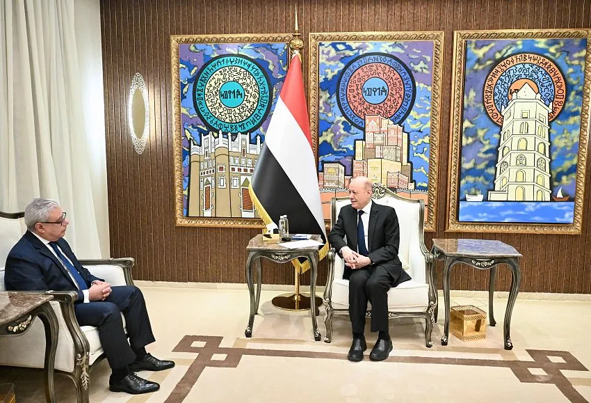 باب المندب يضيق.. والعليمي يكتفي بالإشادة بـ"موقف مصري غامض" وإبلاغ سلامه للسيسي