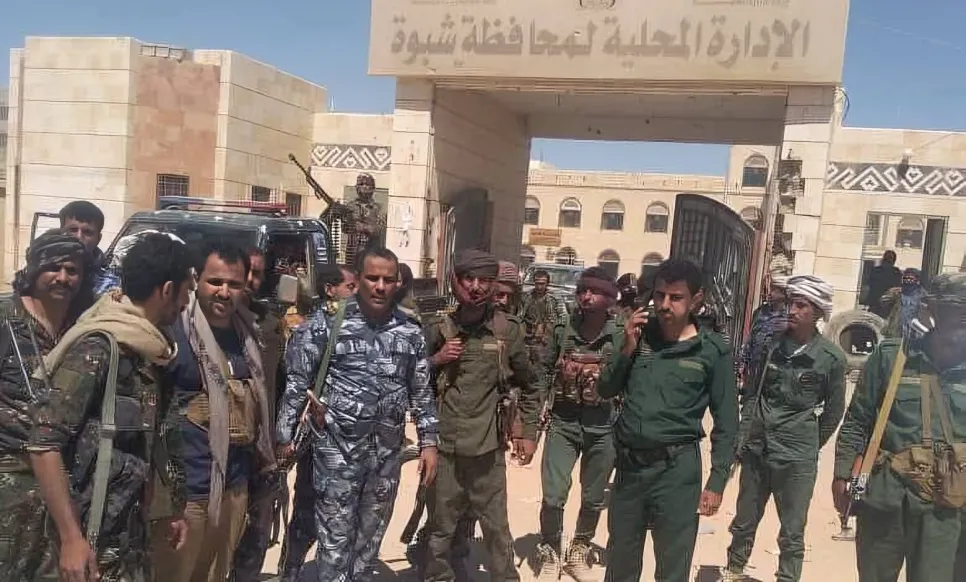 جنود عقب استعادة مبنى السلطة المحلية في عتق من مسلحي الانتقالي
