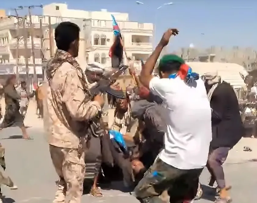 مسلح من الانتقالي يظهر وسط الاشتباكات 