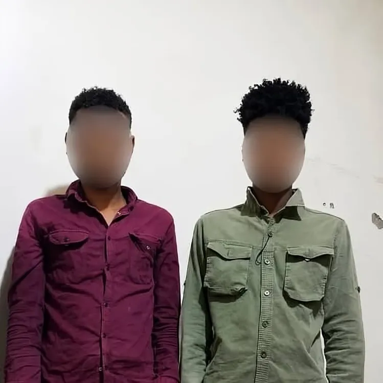مضبوطان من المهاجرين الأفارقة 
