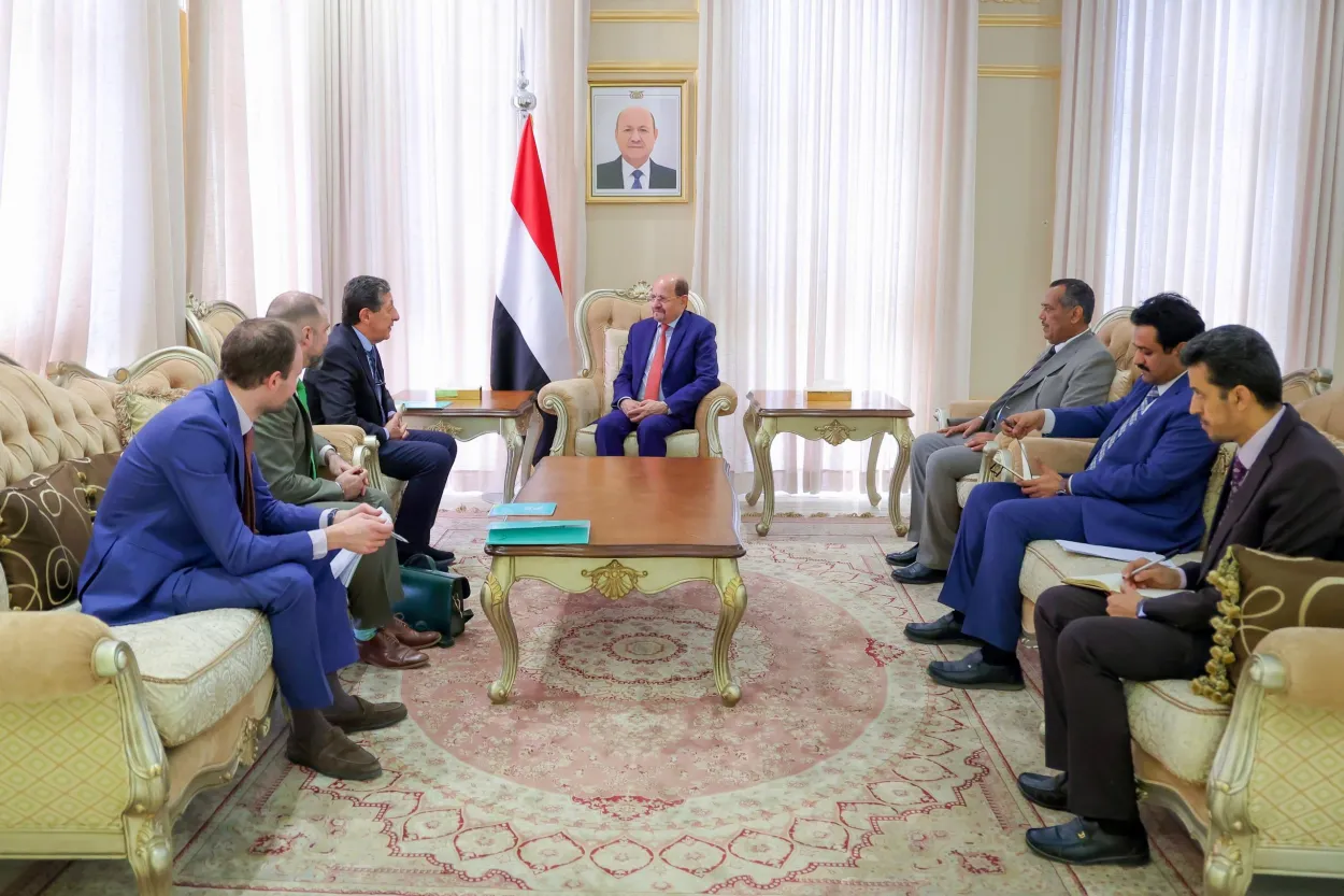 شائع الزنداني يلتقي وفداً من المعهد الأوروبي للسلام 
