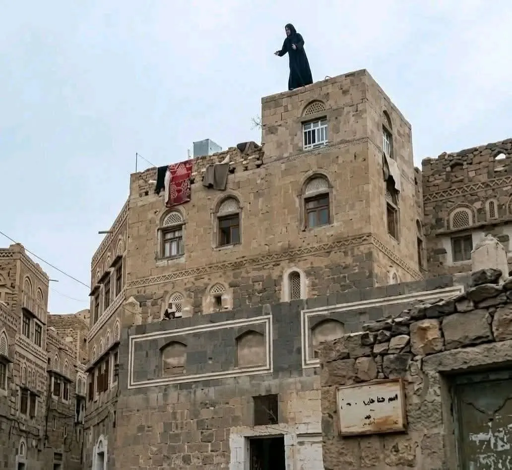 صورة للحظة قفز الفتاة من سطح منزل والدها