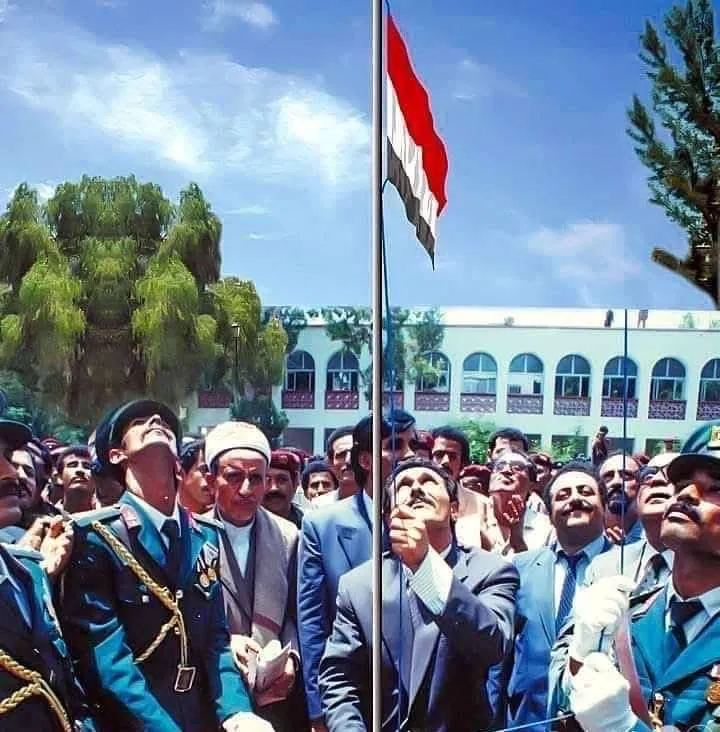 الصورة للحظة رفع علم الجمهورية اليمنية في عدن