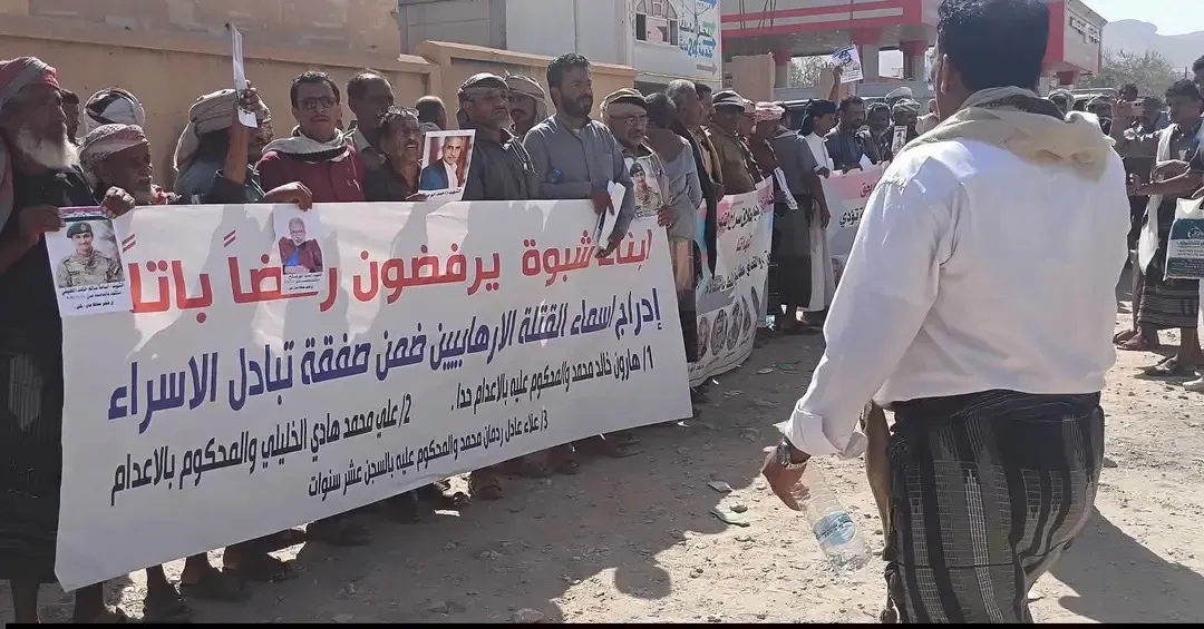 غضب في شبوة.. أولياء دم يقاضون مجلس القيادة احتجاجًا على إدراج مدانين في كشوفات الأسرى