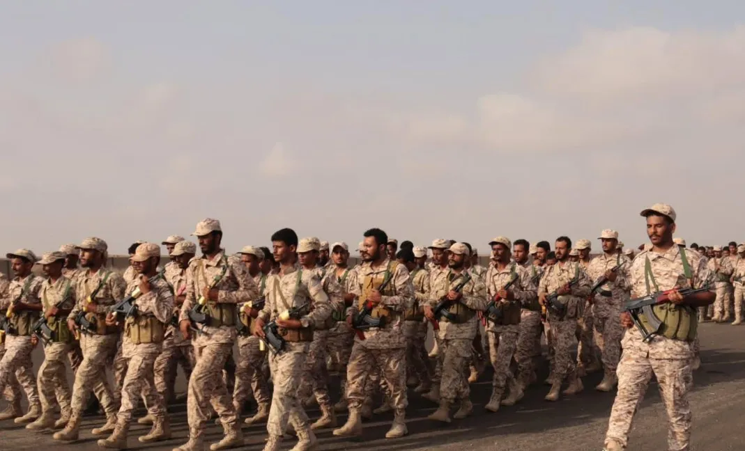 وحدات من اللواء الخامس درع الوطن في عرض عسكري بقاعدة العند