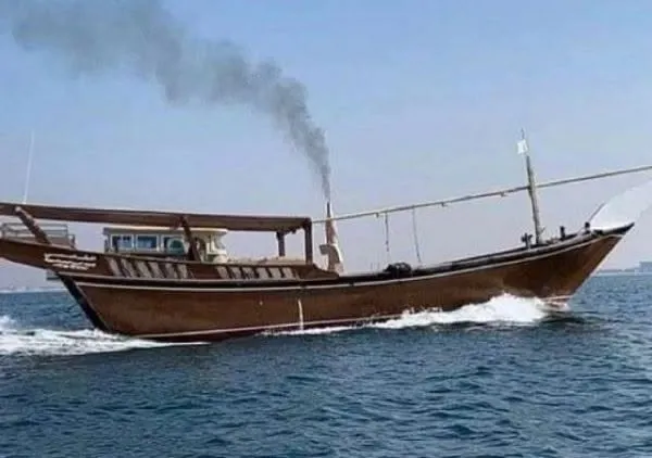 مناشدات لإنقاذ قارب انجرف من سقطرى والسلطة المحلية بالمهرة تؤكد متابعتها للواقعة
