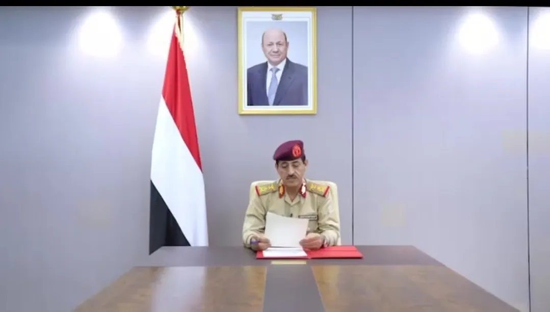 وزير الدفاع يعلن نفاد الصبر ويتوعد بالرد على اختراق الطيران الإيراني للأجواء اليمنية