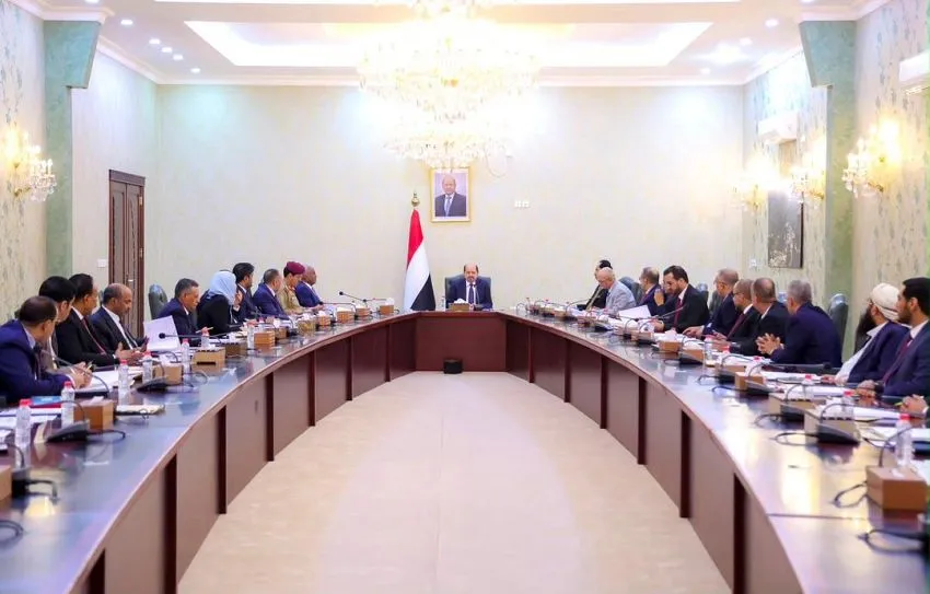 الحكومة تعلن الانعقاد الدائم وتشكل فريقًا لإدارة الأزمة وترفع الجاهزية بعد الرحلة الإيرانية إلى صنعاء