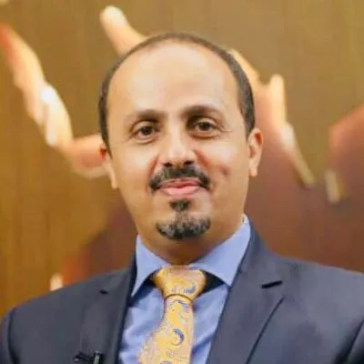 الإرياني: الحوثيون يحتجزون طائرة للصليب الأحمر في مطار صنعاء ويأسرون طيارها ومساعده