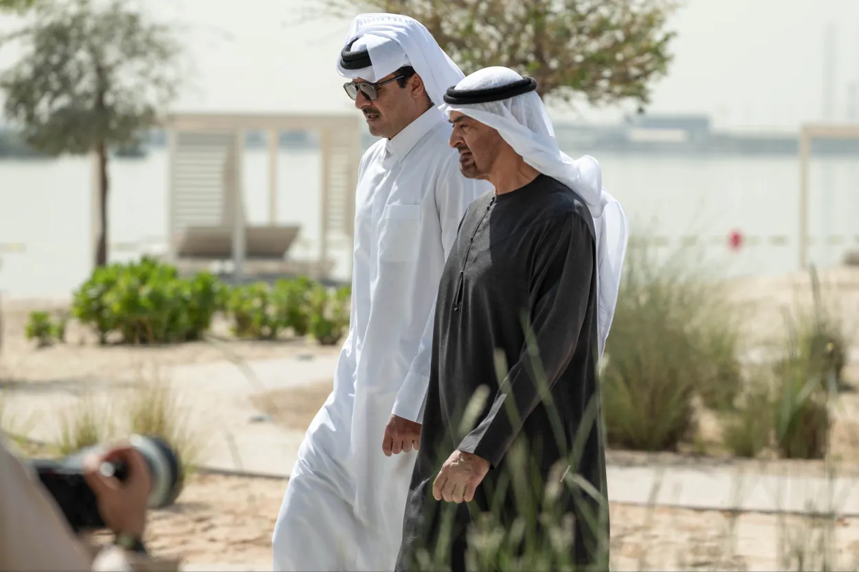 أمير دولة قطر مع رئيس الإمارات في أبو ظبي (صورة وكالة الأنباء القطرية)
