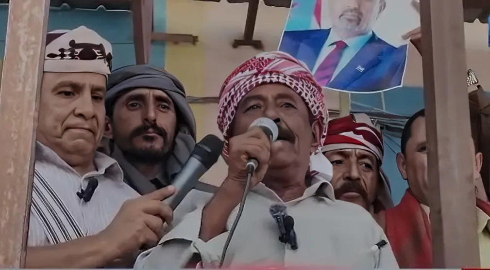 بمباركة المحافظ "ابن الوزير".. رئيس الانتقالي المنحل في شبوة يهاجم السعودية ويتهمها برعاية الإرهاب