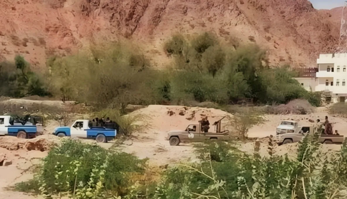أطقم أمنية خلال وقف الاقتتال القبلي في شبوة 