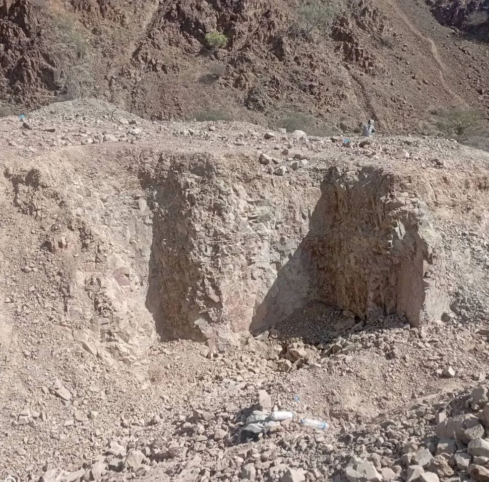 موقع تنقيب غير قانوني عن المعادن - حضرموت 
