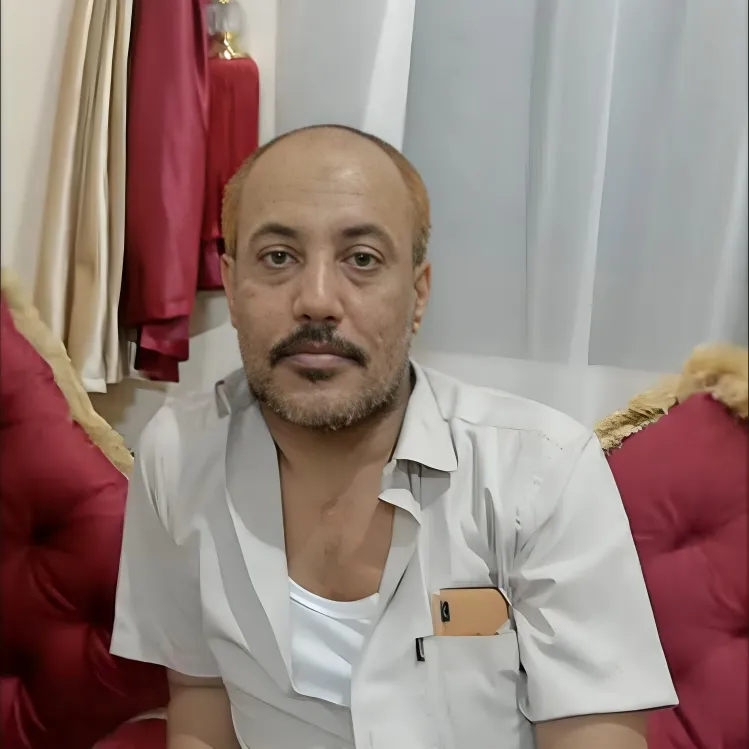 المعتقل صلاح الحمادي بعد الإفراج عنه 