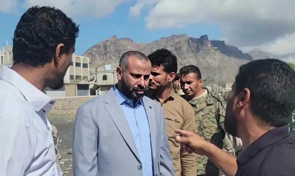 محافظ الضالع القبة في جمع من مرافقيه 
