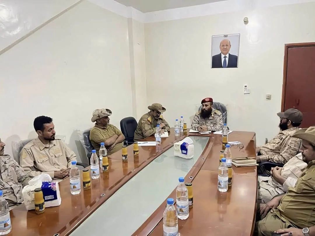 قائد المنطقة الرابعة يأمر بإعادة تموضع القوات ورفع الجاهزية في محور العند