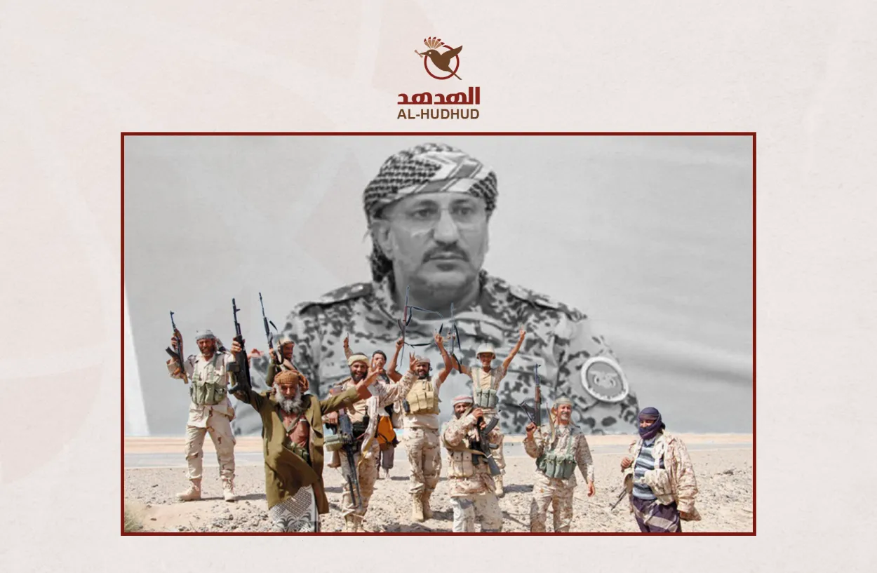 طارق صالح وهو يرتدي زياً تهامياً 