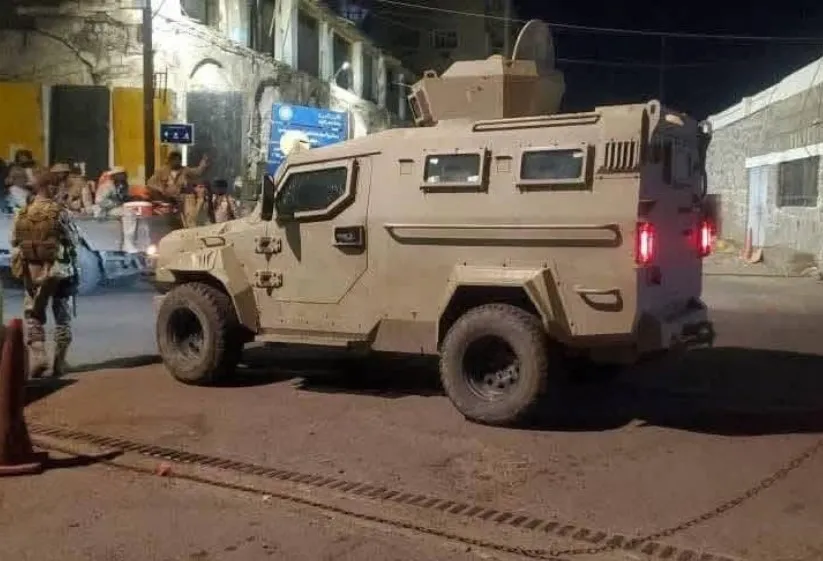 مدرعة عسكرية أثناء ملاحقة مطلوبين أمنياً 