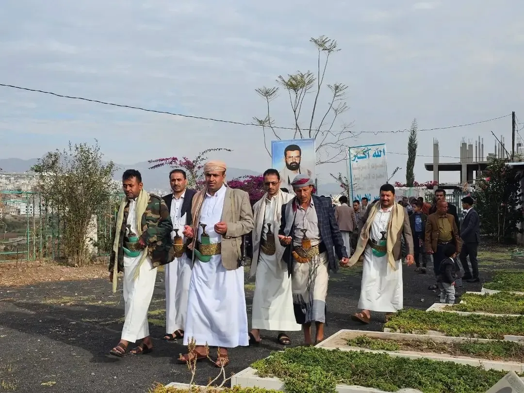 صورة مسؤولي المياه في إب خلال زيارتهم مقبرة قتلى الحوثيين